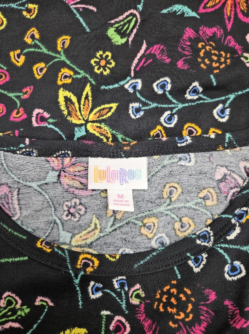 LuLaRoe Gigi Medium Black Short Sleeve Floral Tee with Multicolor - Picture 5 of 7